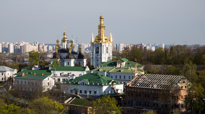 Полицейские с оружием появились у опечатанного корпуса Киево-Печерской лавры