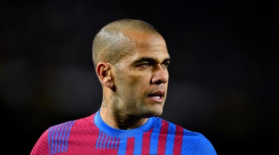 Marca: защита Алвеса вновь потребовала предварительного освобождения футболиста