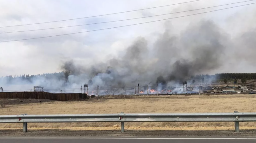 В Забайкалье природный пожар перешёл на дома в городе Борзя