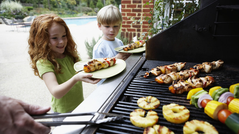 Нутрициолог Арзамасцев назвал пережаренный шашлык самым вредным для здоровья
