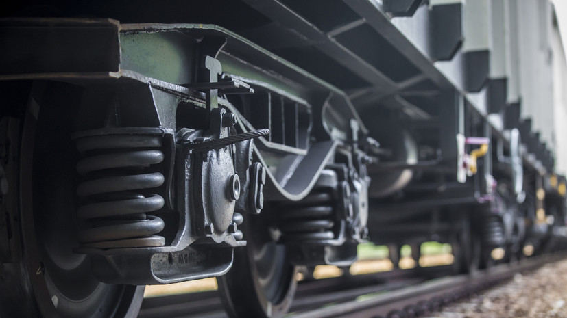 РЖД: около 20 вагонов грузового поезда сошли с рельсов в Брянской области
