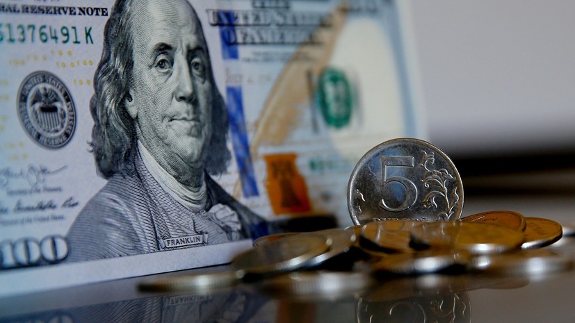 Ниже 77 рублей: курс доллара на Мосбирже рекордно опустился за полтора месяца