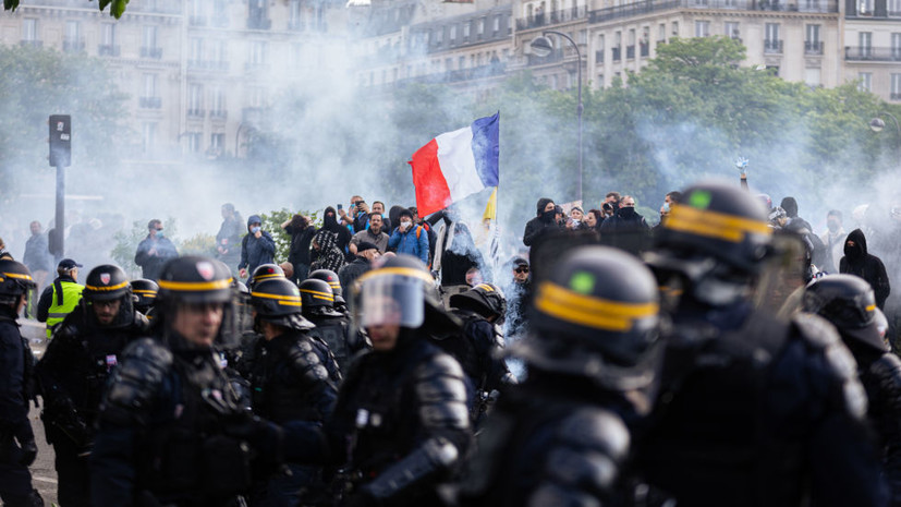 Полиция в Париже очистила от провокаторов площадь, где стартовала акция «Бессмертный полк»