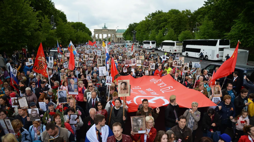 В Париже в акции «Бессмертный полк» участвуют сотни человек