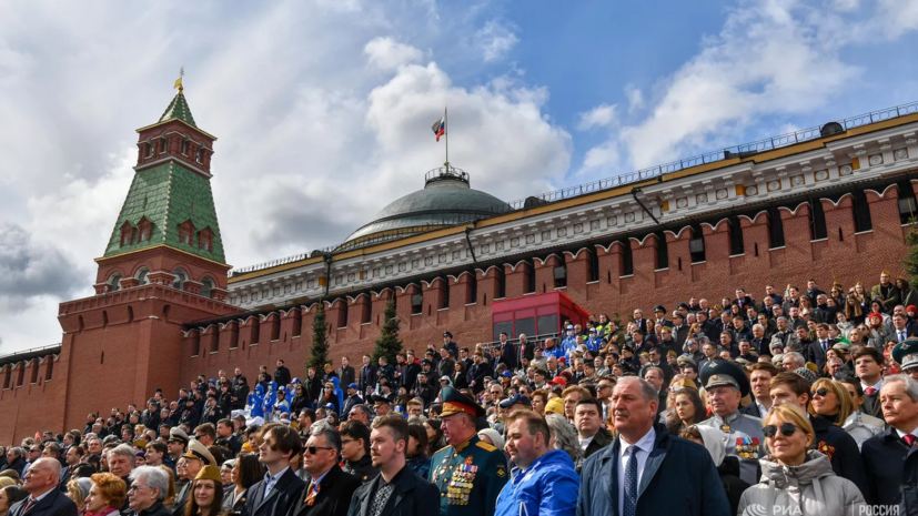 Гости парада Победы получили спецвыпуск «Вечерней Москвы»