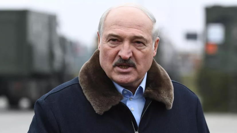 Президент Белоруссии Лукашенко возложил венок к монументу Победы в Минске