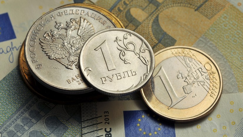 Ниже 83 рублей: курс евро на Мосбирже опускался до минимума с 3 апреля
