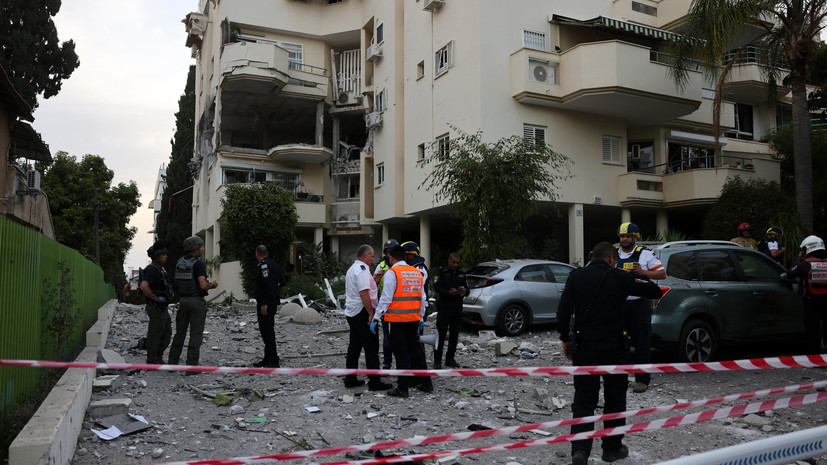 В израильском городе Реховоте пять человек пострадали из-за попадания ракеты в здание