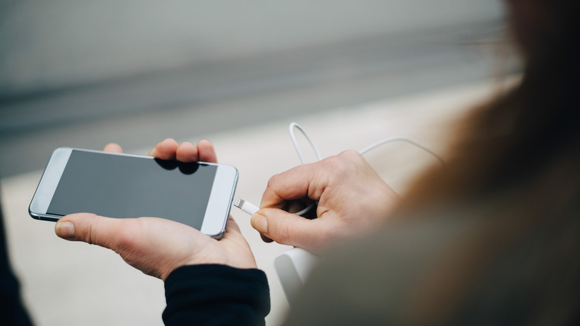 Техспециалист Закарян рассказал, что зарядке смартфона может мешать засор