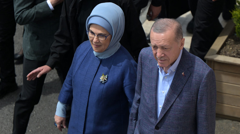Эрдоган раздал детям деньги на избирательном участке в Стамбуле по случаю Дня матери