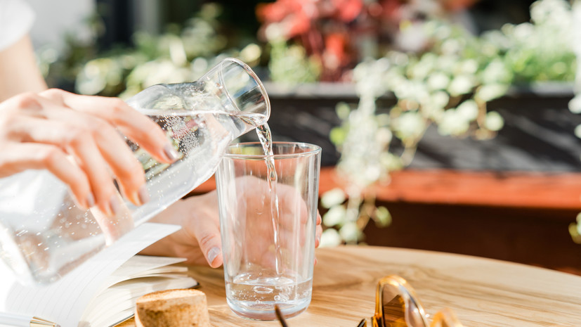 Диетолог Королёва посоветовала пить больше обычной воды в жару