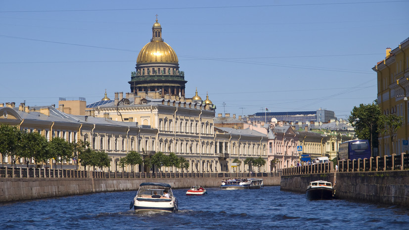 В Петербурге наградили 15 многодетных семей