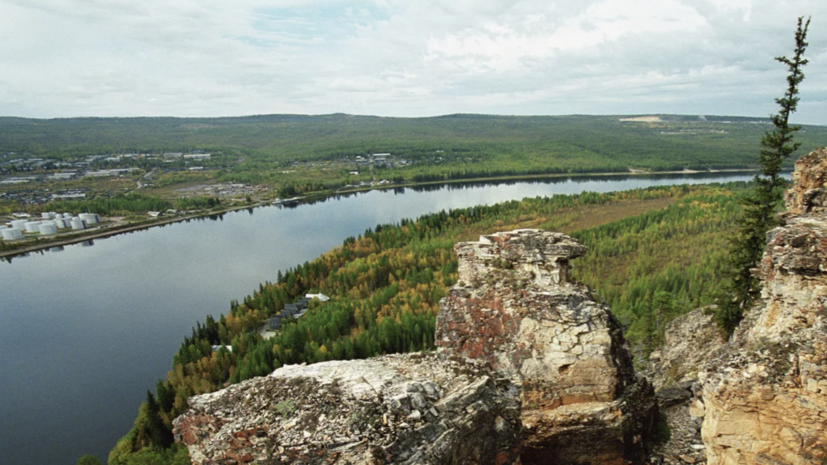 Режим ЧС ввели в районе Якутии, где река вышла из берегов и подтопила два села