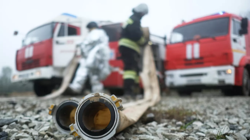 В Воронеже локализован пожар на складе с деревянными поддонами