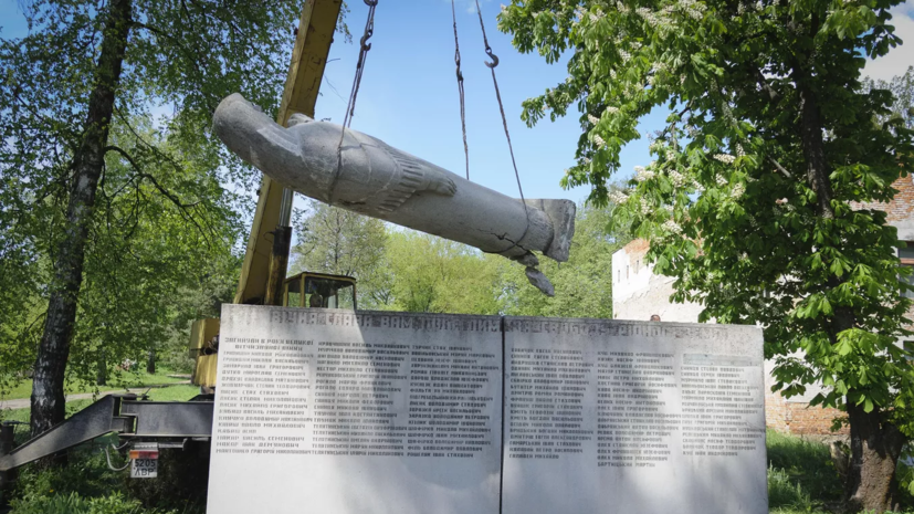 В Львовской области Украины демонтирован ещё один памятник советским солдатам