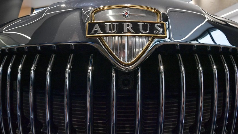 Автомобиль Aurus попал в аварию в центре Москвы