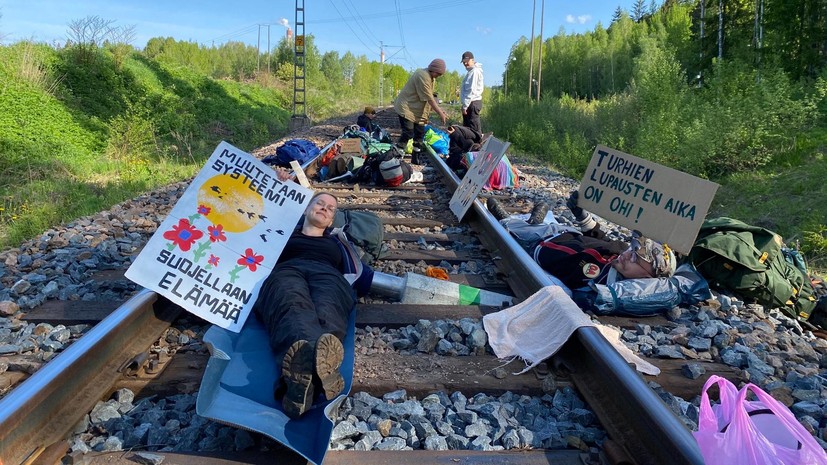 Экоактивисты заблокировали движение грузов на целлюлозно-бумажном комбинате в Финляндии