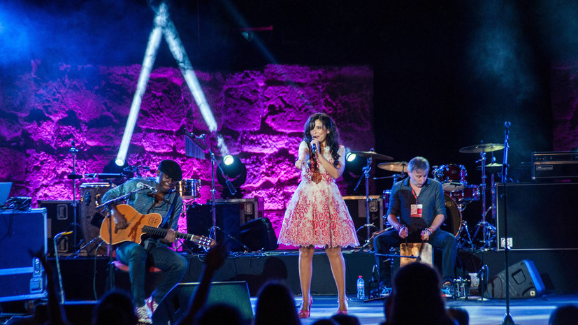 Клип франкоязычной певицы Indila набрал более миллиарда просмотров на YouTube