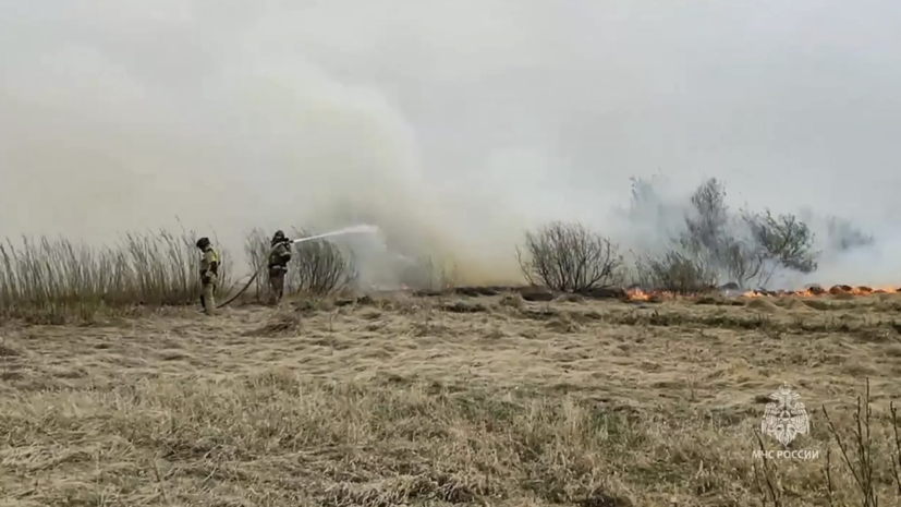 В ХМАО тушат четыре природных пожара