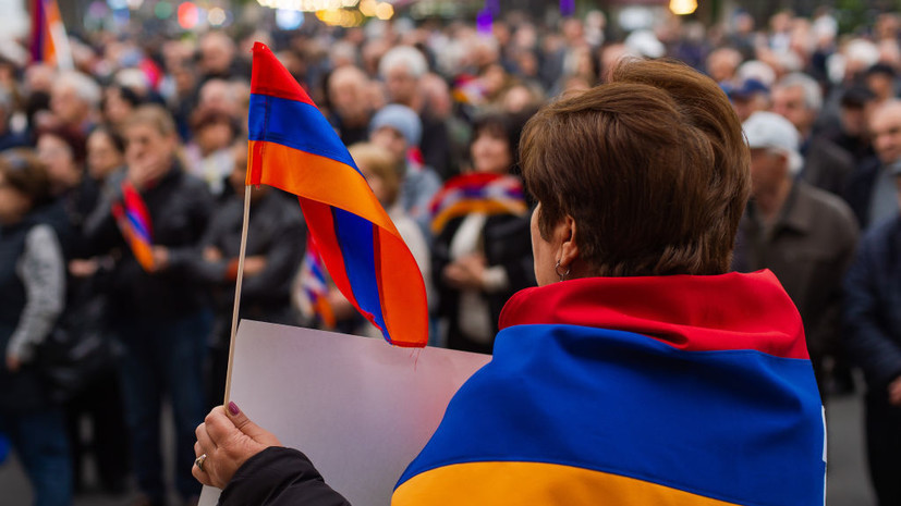 Около здания кабмина Армении идёт акция протеста родителей погибших в Нагорном Карабахе