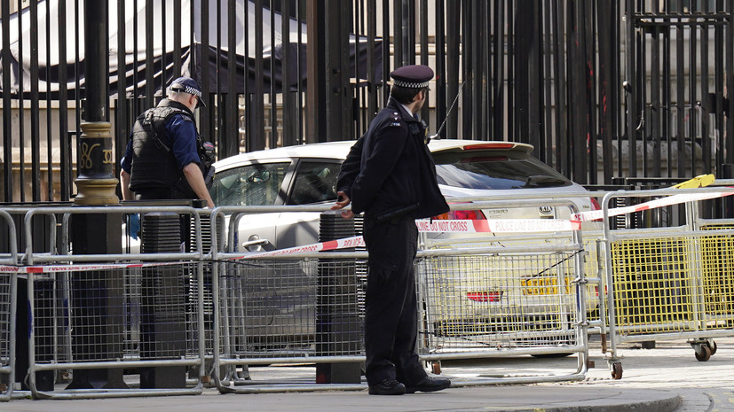Автомобиль врезался в ворота резиденции британского премьера в Лондоне