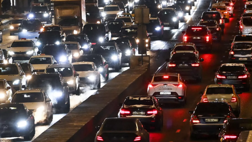 Автоэксперт Ракитин посоветовал соблюдать скорость 90—110 км/ч для экономии бензина