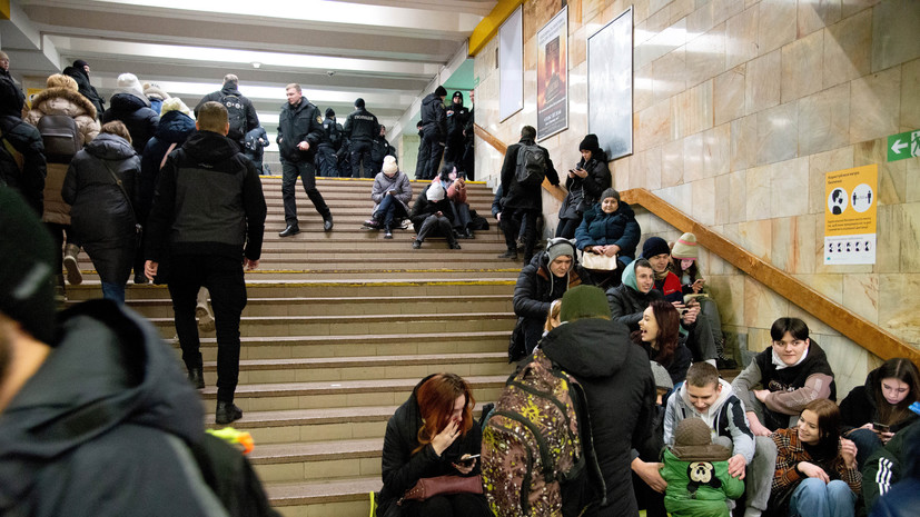 Очевидцы сообщили более чем о десяти взрывах в центре Киева, люди спускаются в метро