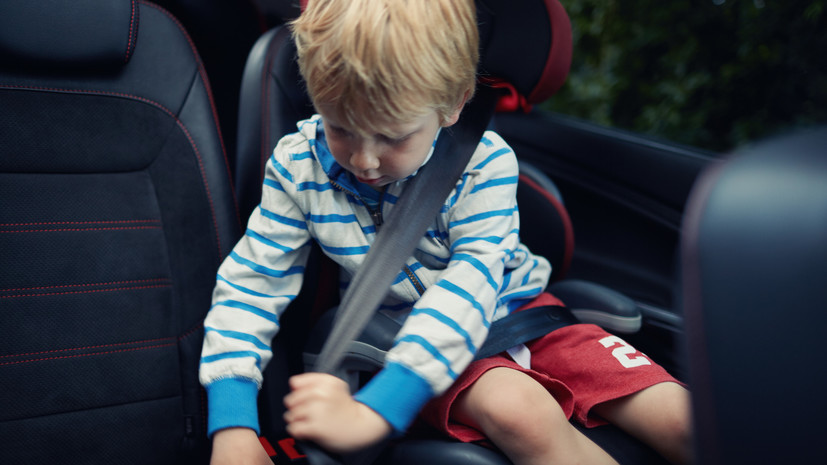 Жителям Подмосковья напомнили, почему нельзя оставлять детей в машине одних