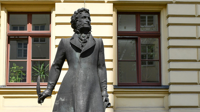 Посольство России назвало снос памятника Пушкину в Риге вероломным шагом под покровом ночи