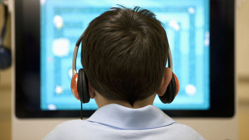 Отоларинголог Лазарева рассказала, что внешние наушники наиболее безопасны для слуха