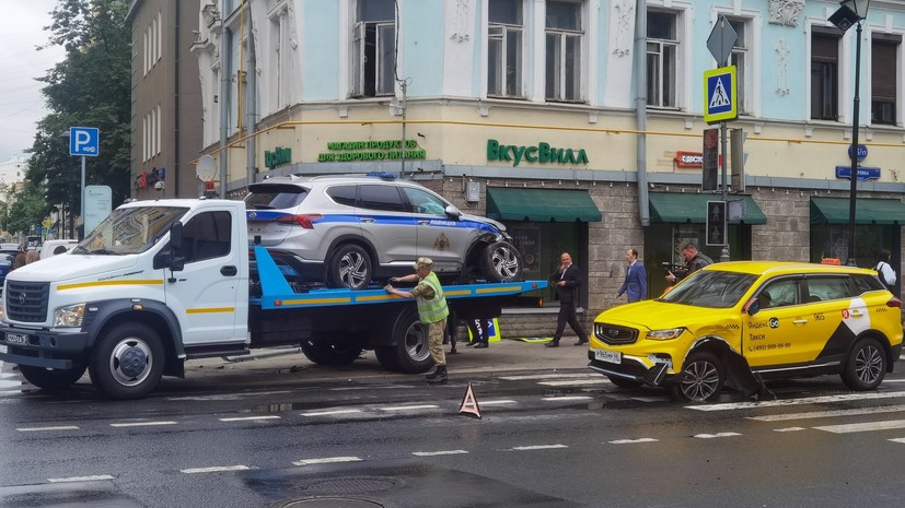 В центре Москвы произошло ДТП с участием полицейского автомобиля и такси