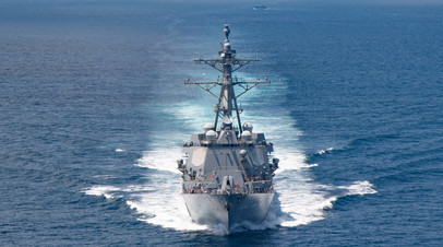 Американский эсминец USS Kidd класса Arleigh Burke в Тайваньском проливе