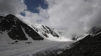 Ледник Большой Актру в долине реки Актру в Республике Алтай