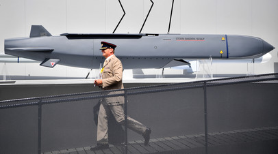 Военнослужащий на фоне ракеты Storm Shadow на авиасалоне «Фарнборо» неподалёку от Лондона