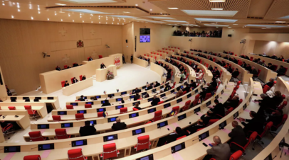 В парламенте Грузии произошла потасовка при обсуждении авиасообщения с Россией