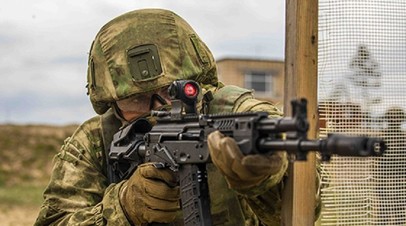 Российский военнослужащий с АК-12