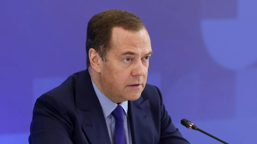 Медведев не верит заявлениям Apple, отрицающей сотрудничество с американскими спецслужбами