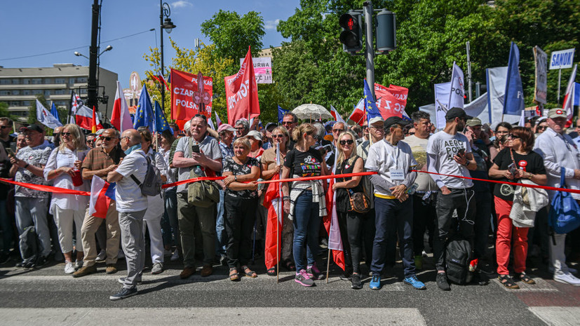 Организаторы сообщили, что в акции протеста в Варшаве участвуют 500 тысяч человек