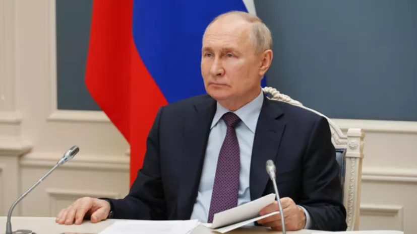 В Кремле сообщили, что Путин получает доклады по ситуации вокруг Каховской ГЭС