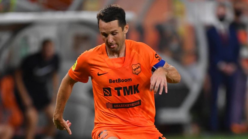 «Урал» продлил контракт с 37-летним защитником Кулаковым