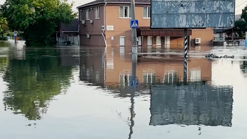 Глава Новой Каховки заявил, что вода будет уходить с затопленных территорий не менее недели