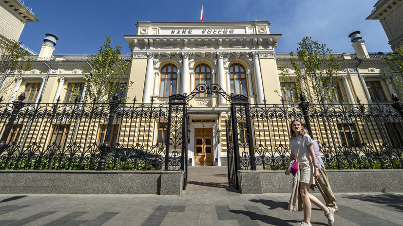 Данные ЦБ: переводы россиян в иностранные банки растут третий месяц подряд