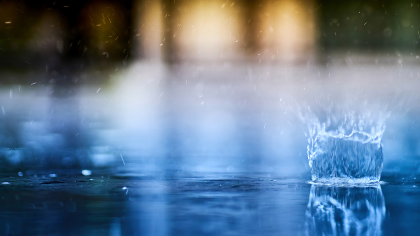 Во Владивостоке дождь залил подъезды многоквартирных домов