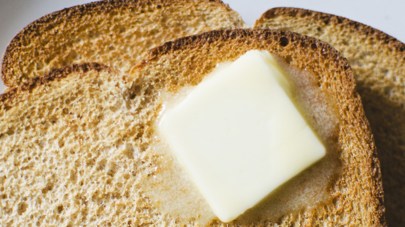 Диетолог Соломатина рекомендовала отказаться от белого хлеба с маслом при атеросклерозе