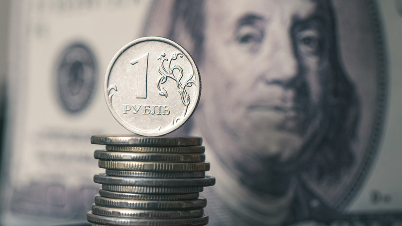 «Под влиянием внешних факторов»: курс доллара на Мосбирже впервые с апреля 2022 года превысил 84 рубля
