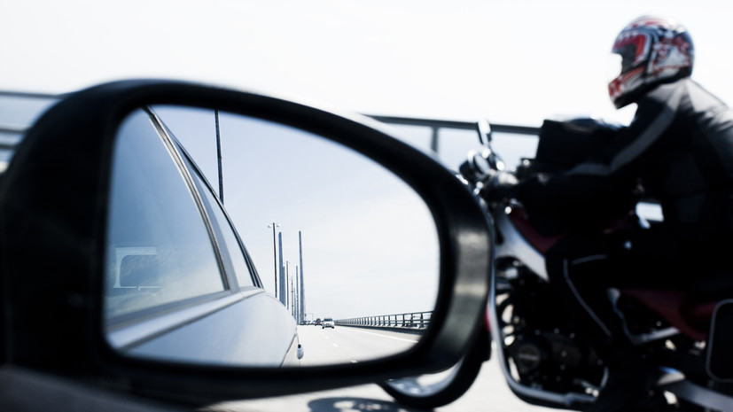 Юрист Славнов: для мотоциклистов предусмотрена ответственность за поломку зеркал автомобиля