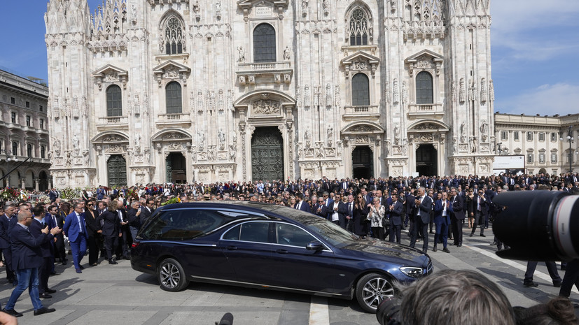 В Милане закончилась церемония похорон Берлускони