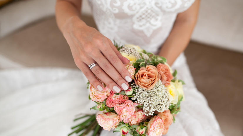 Бросание букета невесты стало самой популярной свадебной традицией у россиян