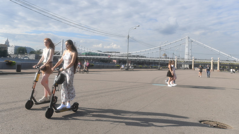 РИА Новости: мужчина забрался на верхушку Крымского моста в Москве