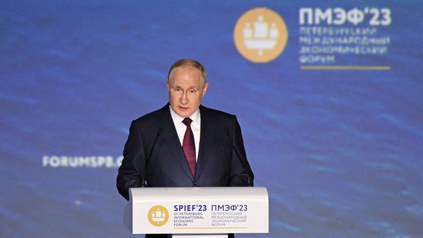 «Позитивно отразится на доходах»: Путин подтвердил планы повысить МРОТ на 18,5% в 2024 году